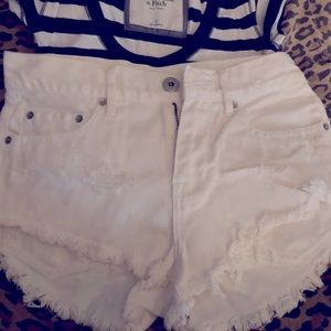 Bullhead size 2 white denim frayed cut off distressed shorts